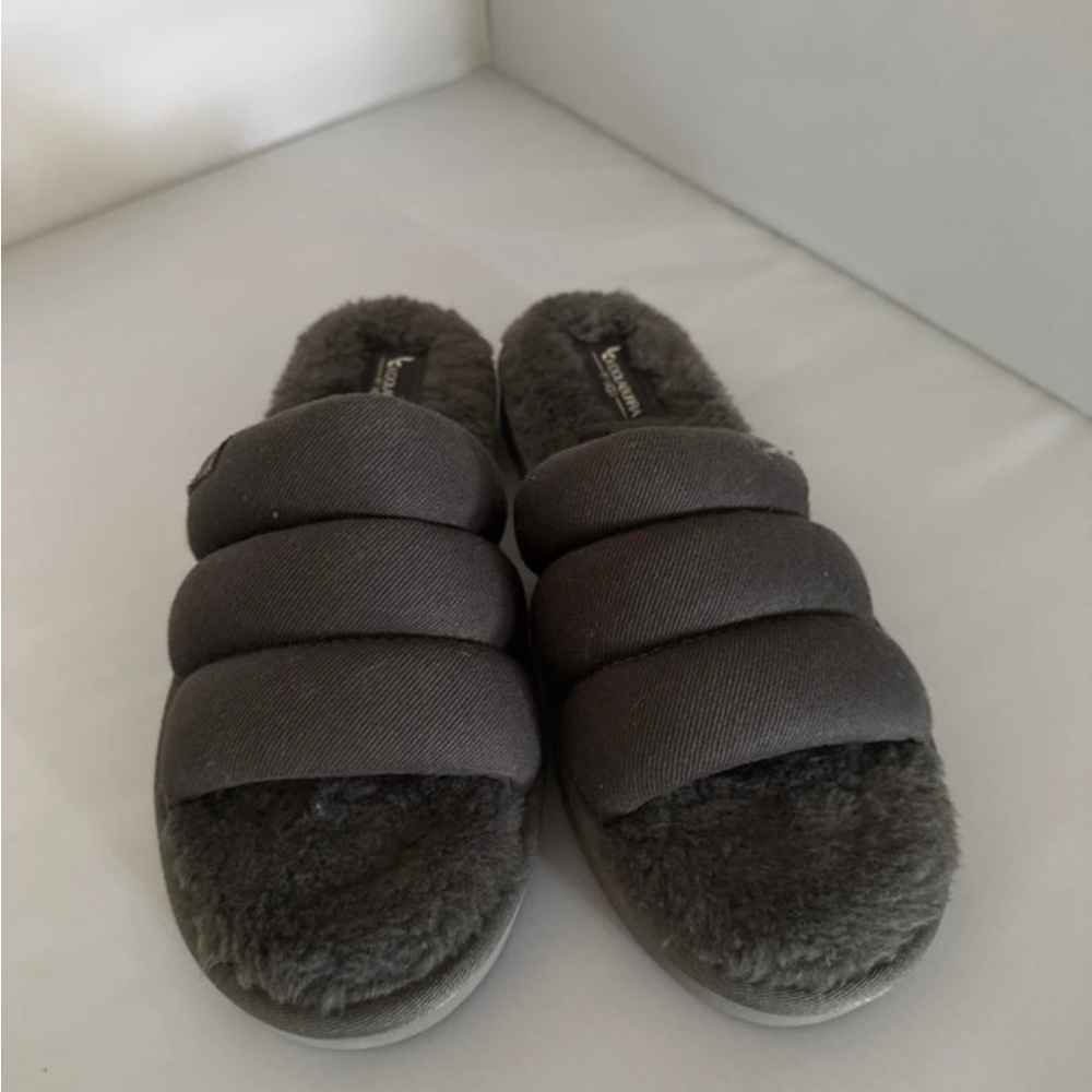 Koolaburra  by uggs Cozy Gray Fuzzy Slippers